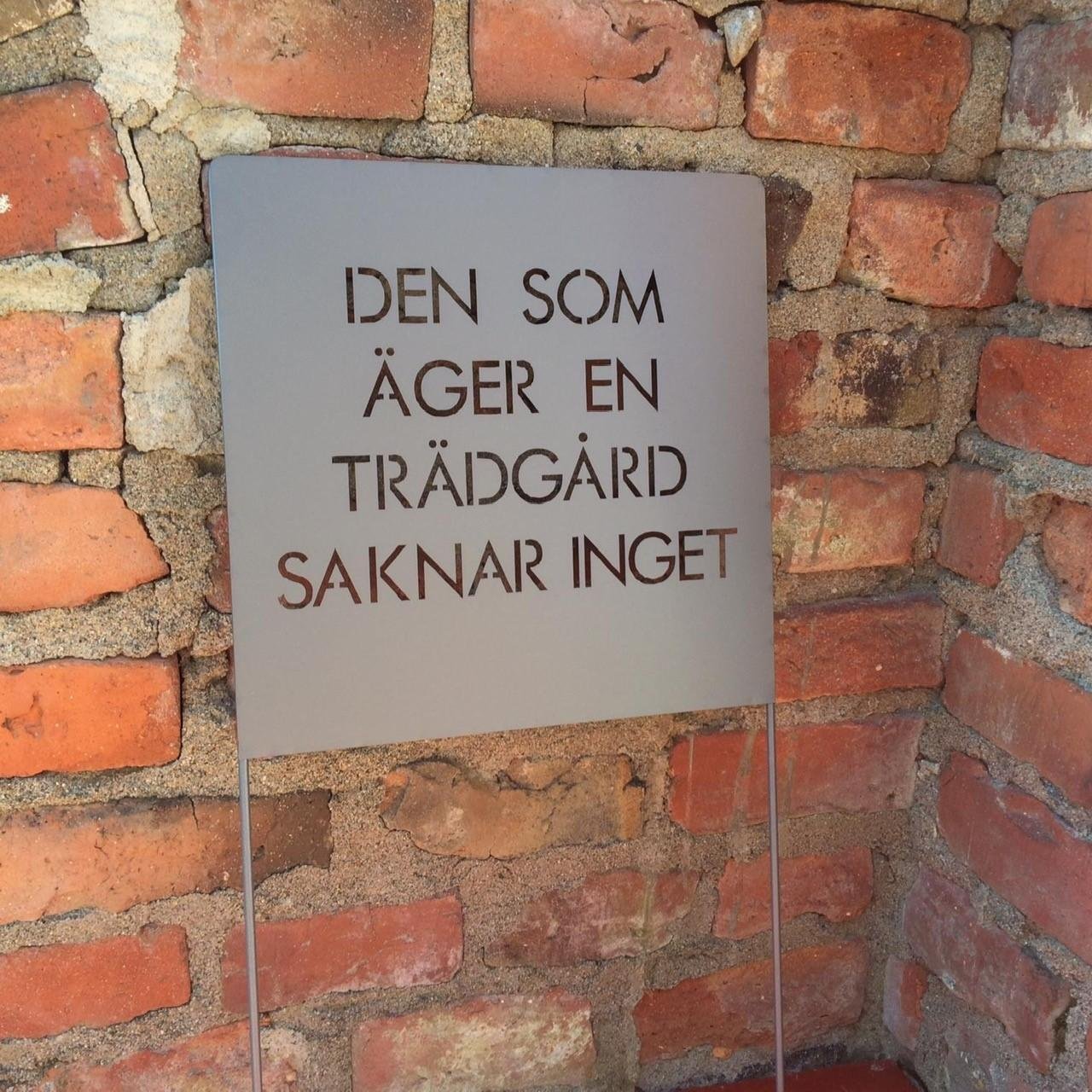 trädgårdsskylt i metall trädgård inredning metallskylt citat text ordspråk