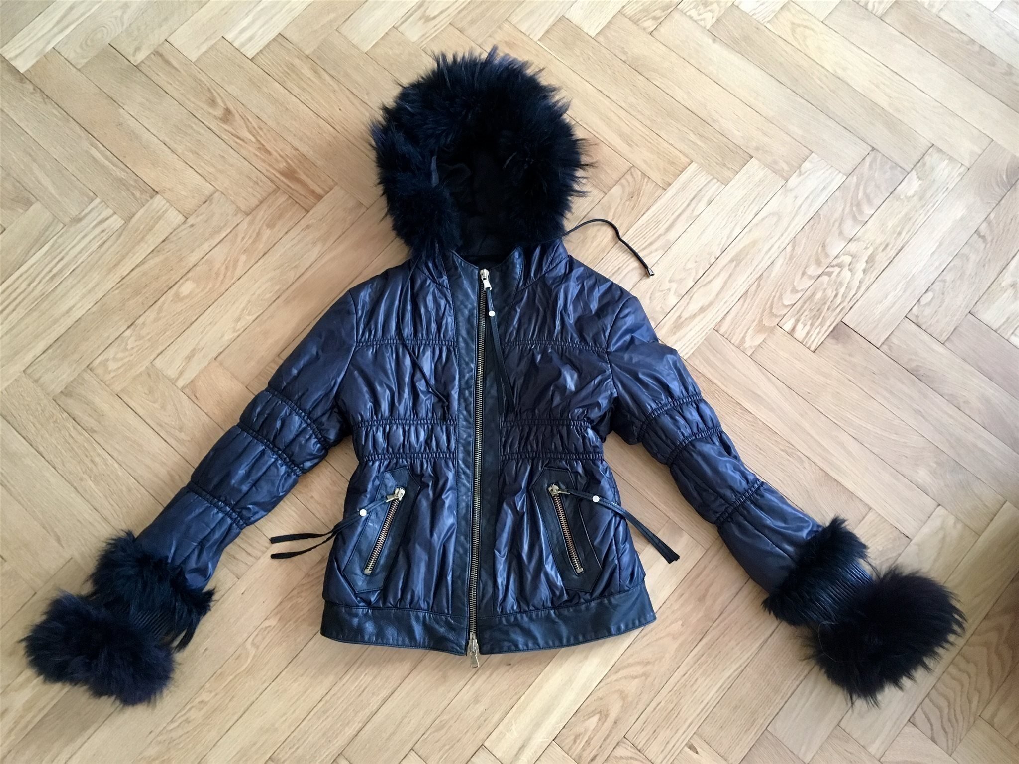Jacka svart vadderad päls skinn läde.. (395199097 italien äkta skinn,ryggsäck ,äkta läder ,ny pris 2800 kr