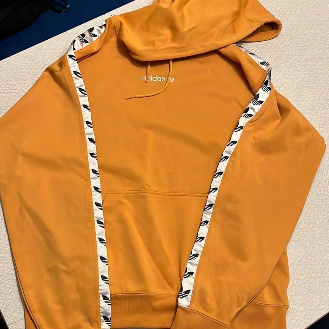 Se produkter som liknar Adidas gul hoodie på Tradera (694048630)