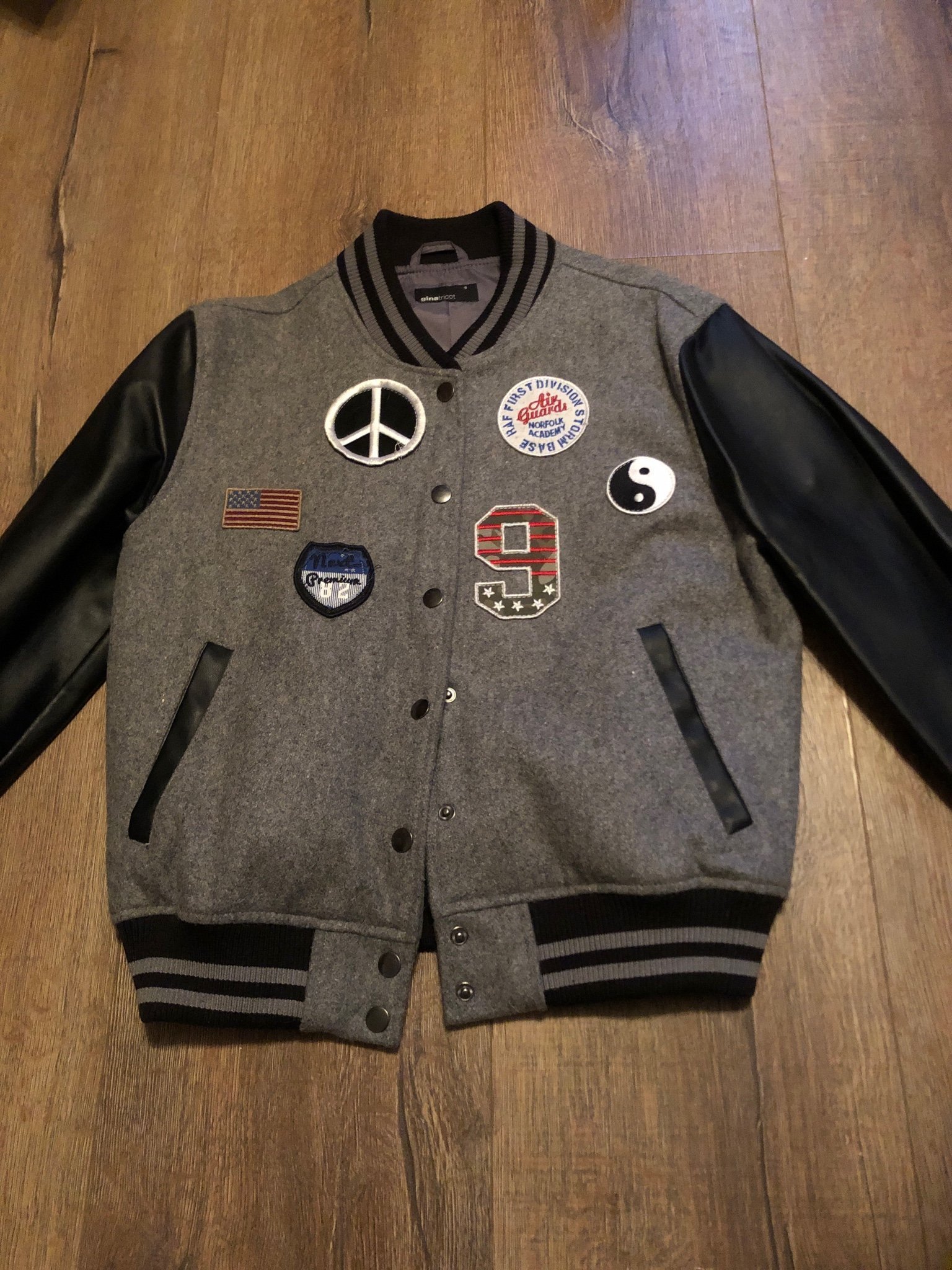 Se produkter som liknar Baseball jacka i small 36 frå.. på Tradera (618324504)