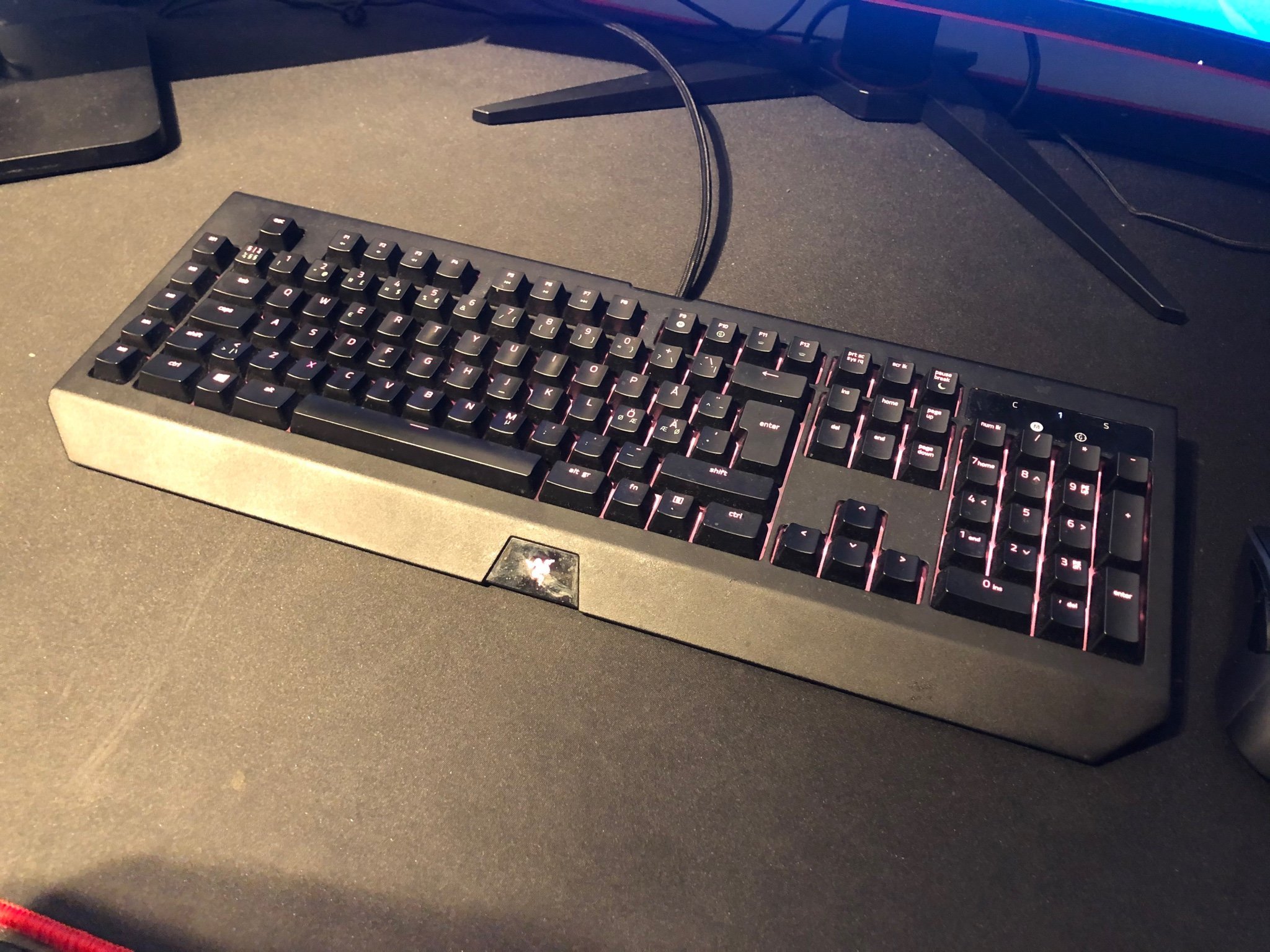 Razer Blackwidow Chroma V2 green switches (412463739) ᐈ Köp på Tradera