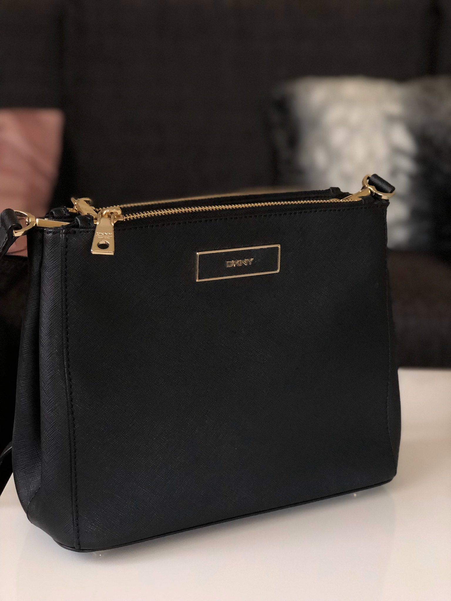 DKNY väska, svart skinn med axelrem DKNY väska, svart skinn med axelrem