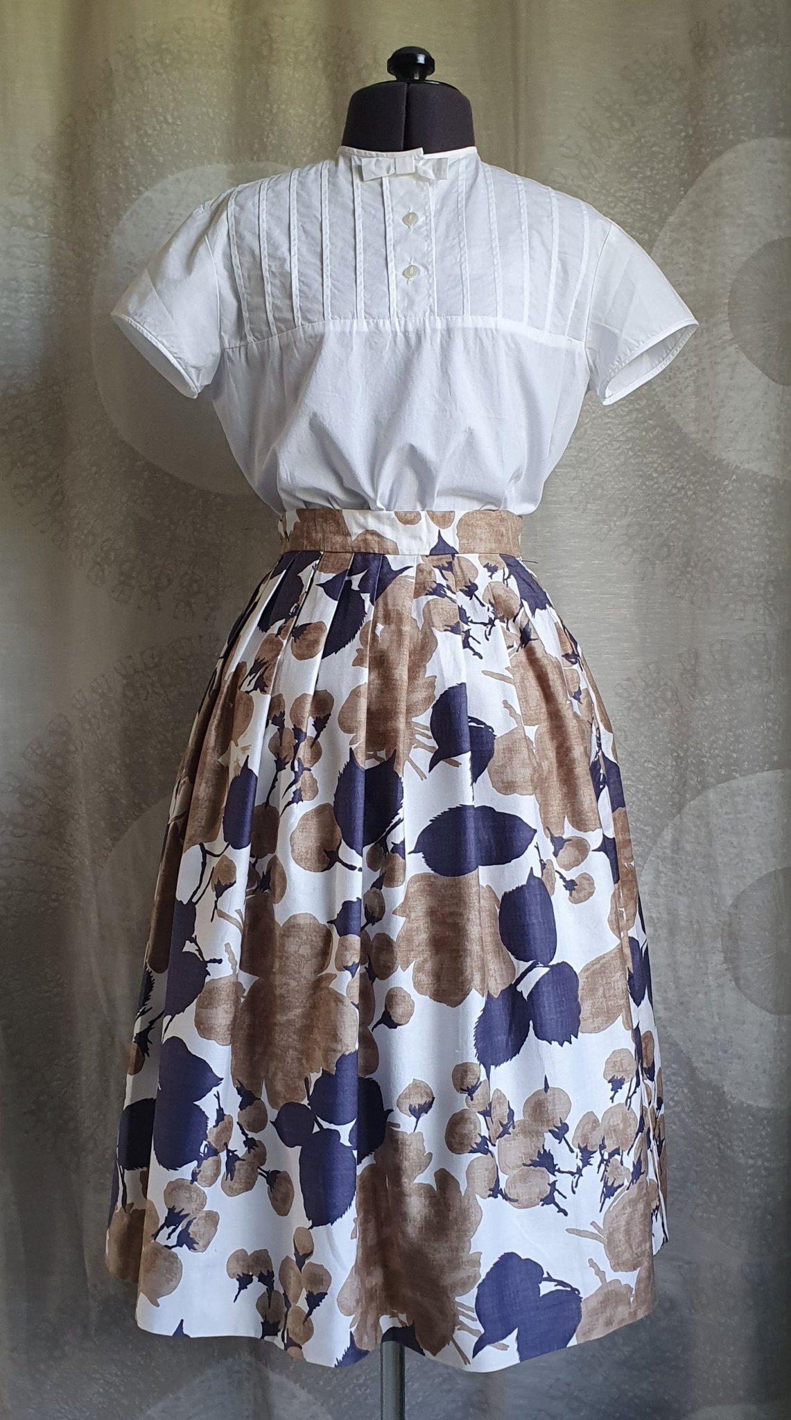 Sommardrömmen! Ljuvlig vit 50 tals blus. RETRO ROCKABILLY NOSTALGI. Sommardrömmen! Ljuvlig vit 50 tals blus. RETRO ROCKABILLY NOSTALGI.