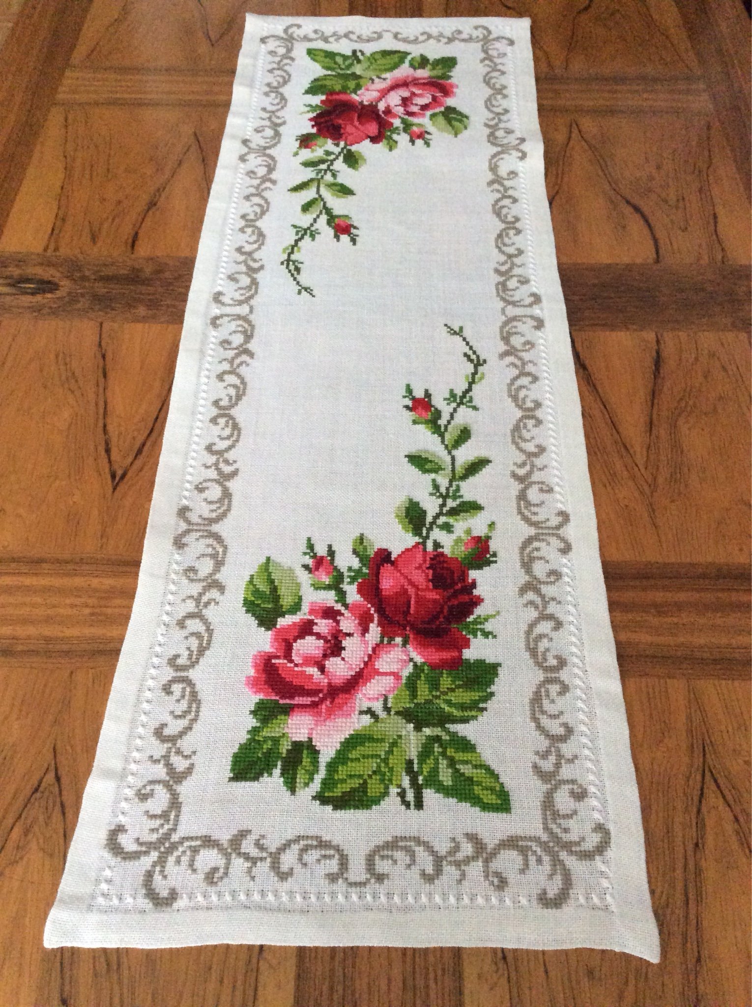 Broderad duk / löpare med rosor