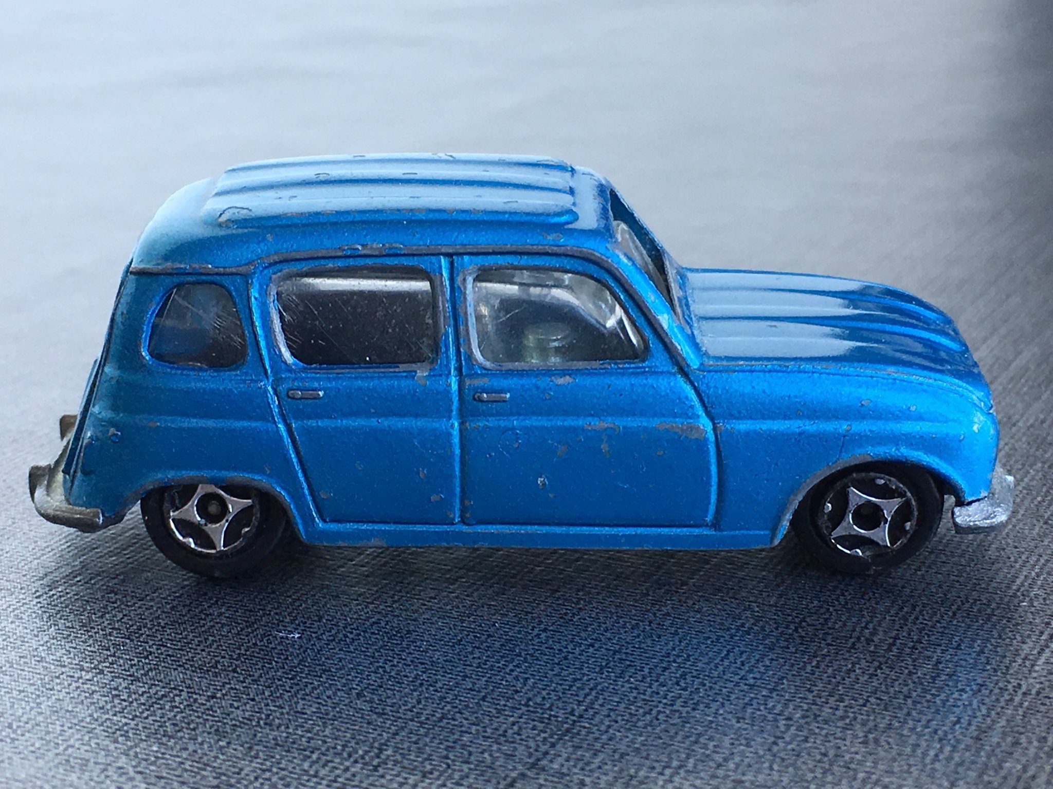 VW Käfer 1966 blau Modellauto Atlas 1:43