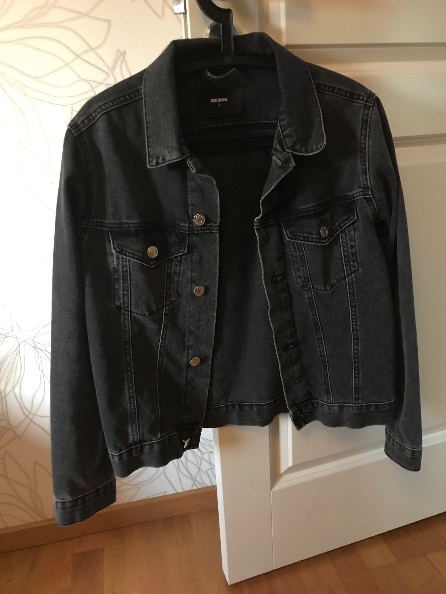 Svart jeansjacka från Bikbok (401138167) ᐈ Köp på Tradera Svart jeansjacka från Bikbok (401138167) ᐈ Köp på Tradera