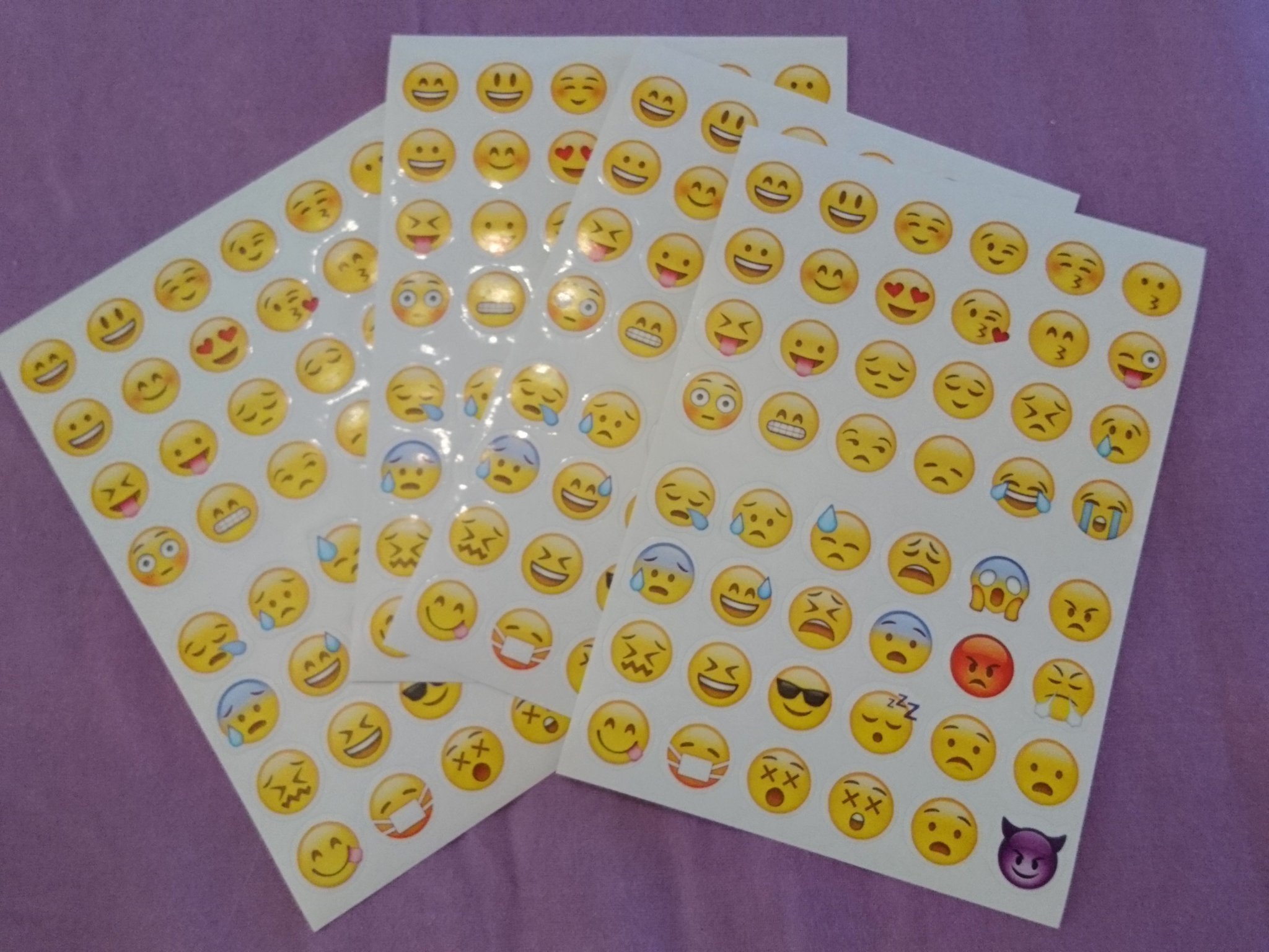 4 ark emojis. stickers. (417743214) ᐈ Köp på Tradera