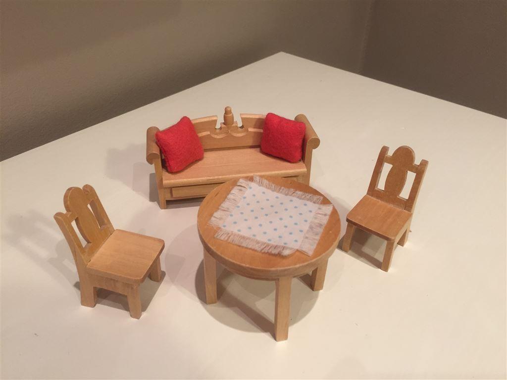 Bord, stolar och soffa i trä för kök dockskåp lundby på tradera.com