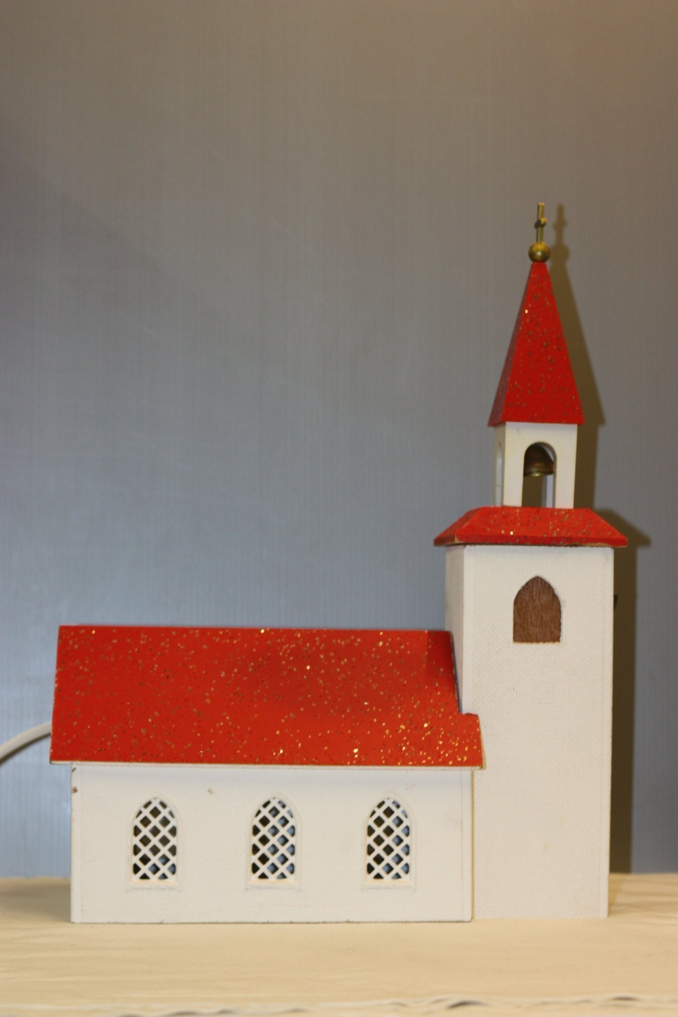 spelande kyrka med belysning
