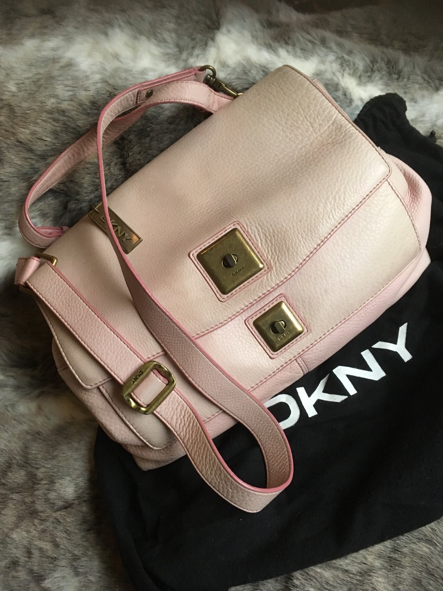 DKNY skinn väska, puderrosa , rymlig väska med många fack! Äkta! DKNY skinn väska, puderrosa , rymlig väska med många fack! Äkta!