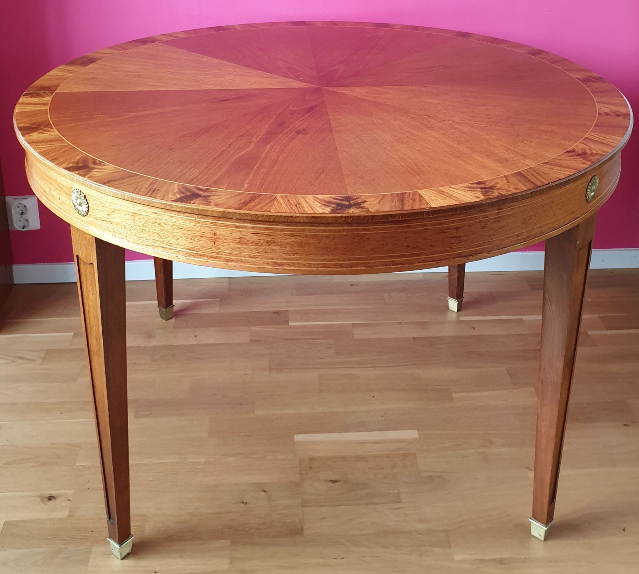 Utdragsbord intharsia runt bord iläggsskivor vintage antikt fanér mässingsfötter