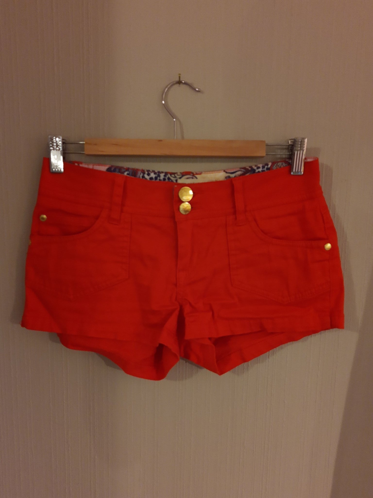 Röda shorts från Gina Tricot i storlek 34