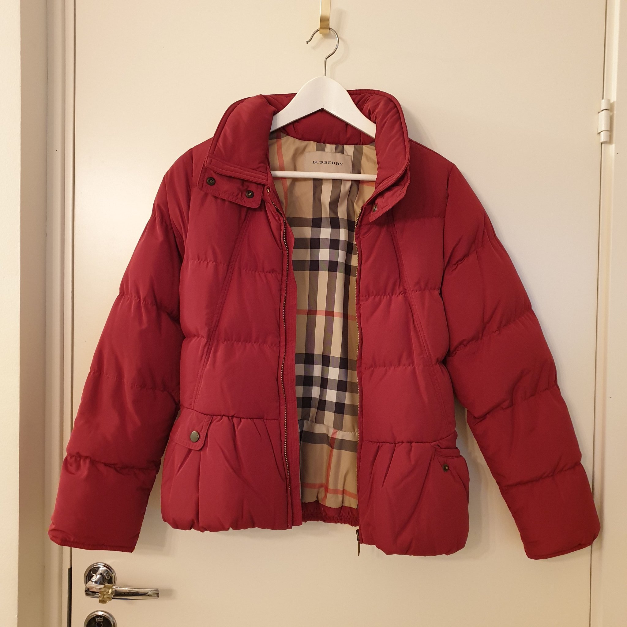 Vinröd jacka från Burberry Vinröd jacka från Burberry