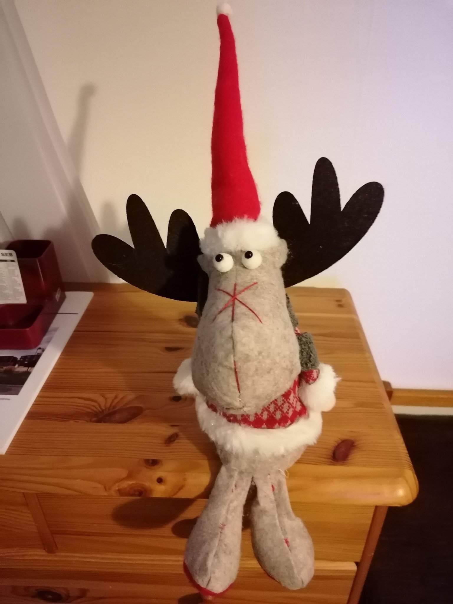 Se produkter som liknar JULPYNT REN TOMTE SITTANDE PY.. på Tradera