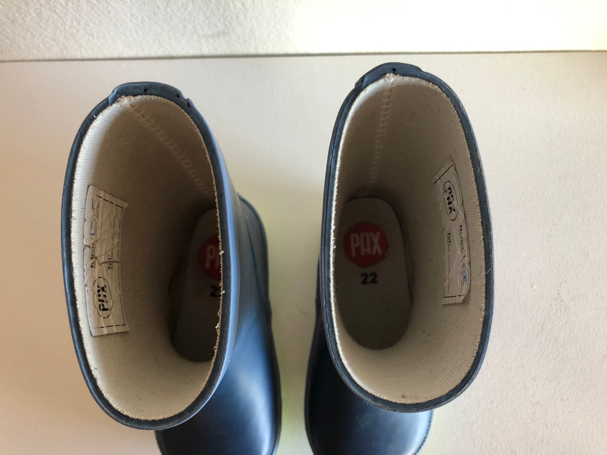 Gummistövlar, märke Pax. Storlek 22. Blå med gul, florerad sula. Gummistövlar, märke Pax. Storlek 22. Blå med gul, florerad sula.