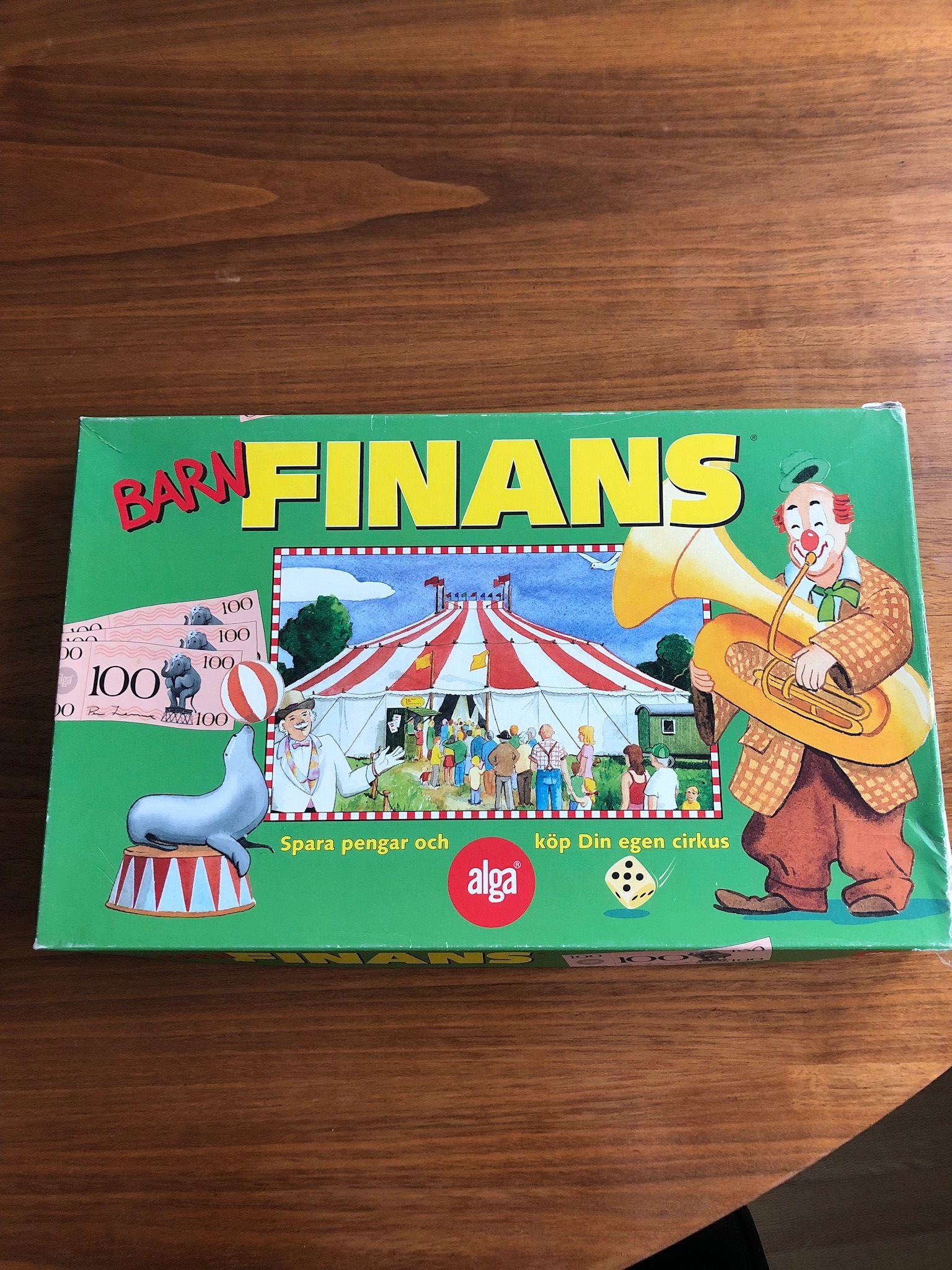 Barn finans spara pengar och köp din egen cirkus från alga på