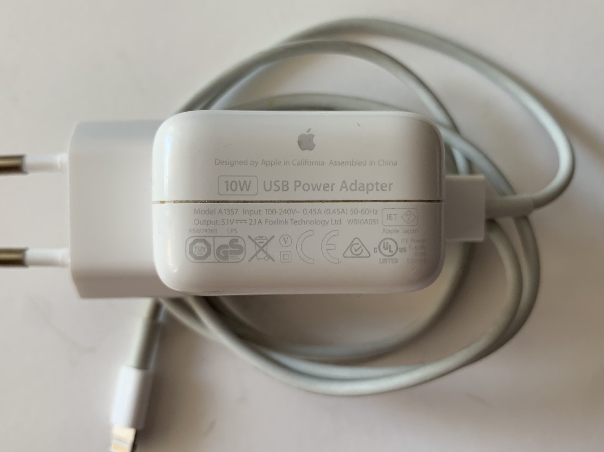 Apple Original 10W IphoneiPadiPod + Lightning till USB kabel och nätadapter 1m Apple Original 10W IphoneiPadiPod + Lightning till USB kabel och nätadapter 1m