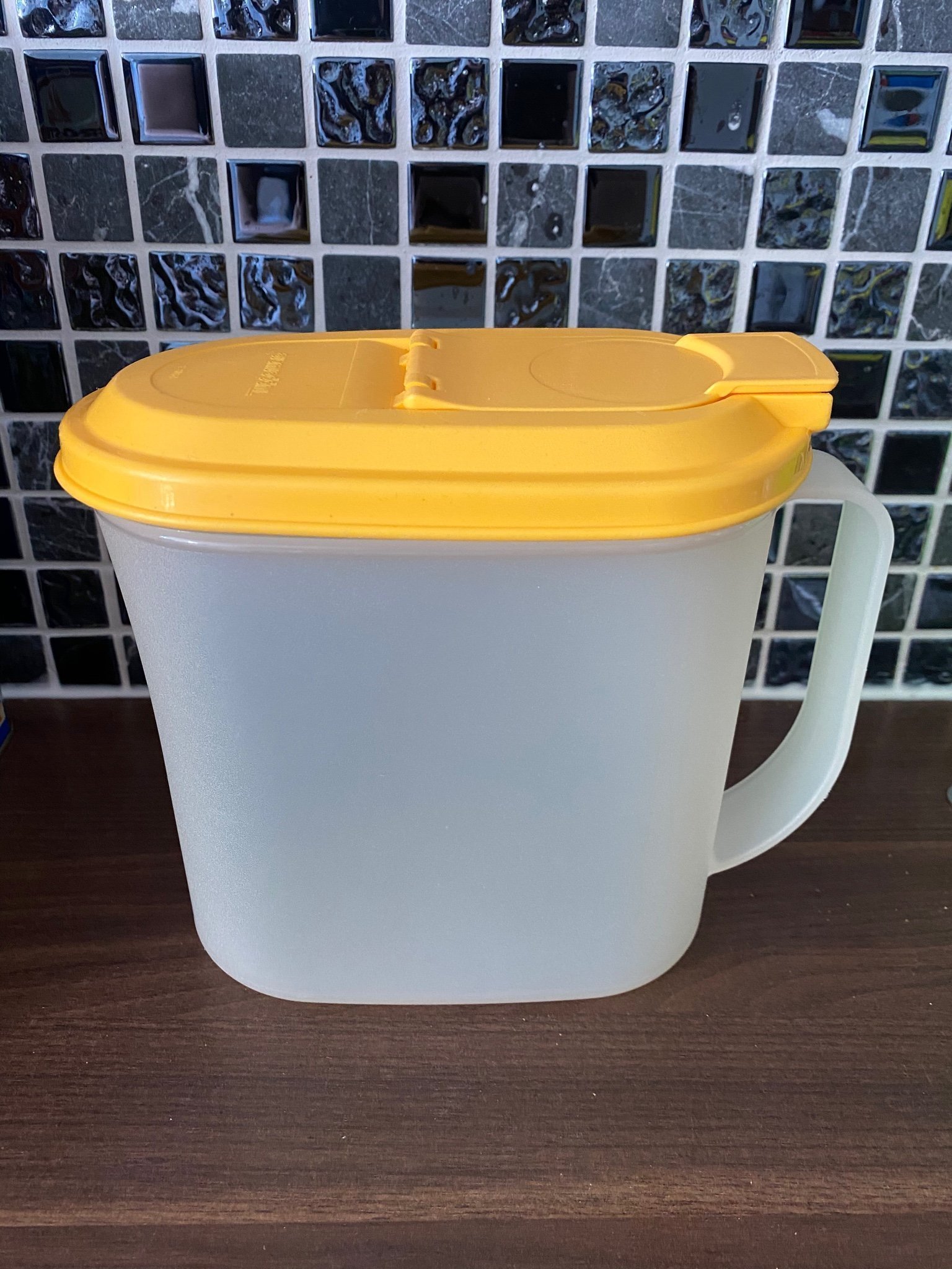 Tupperware burk med lock (406915188) ᐈ Köp på Tradera