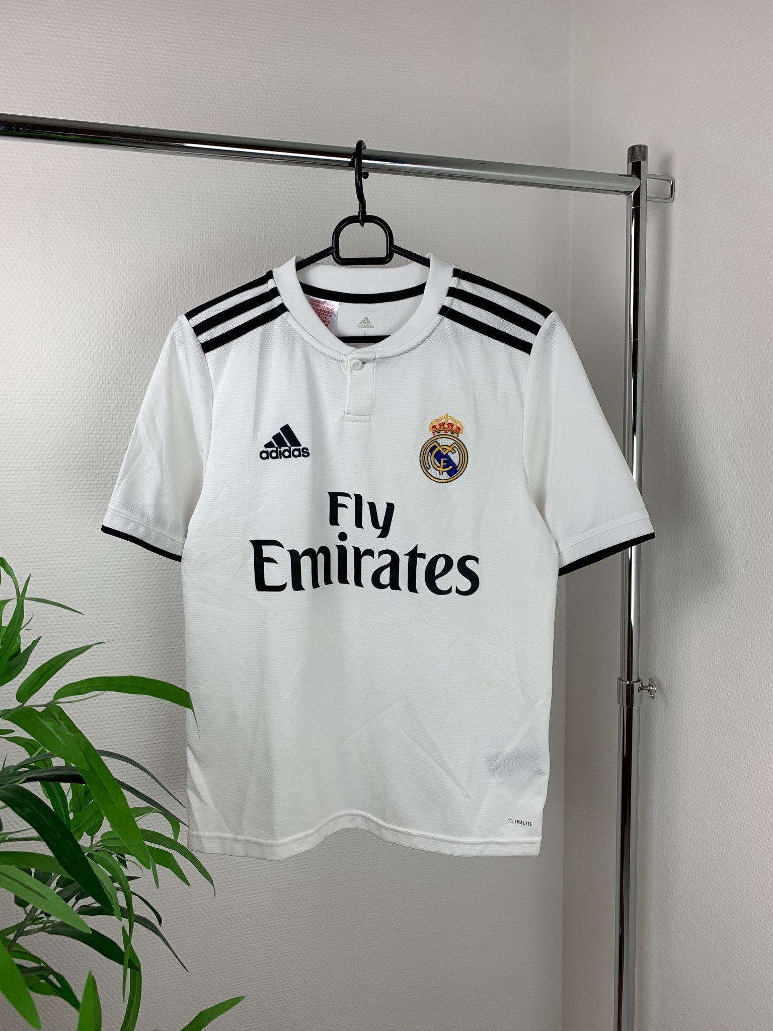 Se produkter som liknar Adidas Real Madrid Matchtröja.. på Tradera ...