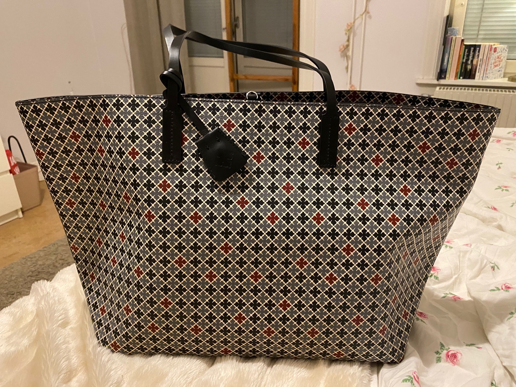 NY! By Malene Birger Abi Tote Bag. Väska handväska. Stone grey arabian flower NY! By Malene Birger Abi Tote Bag. Väska handväska. Stone grey arabian flower