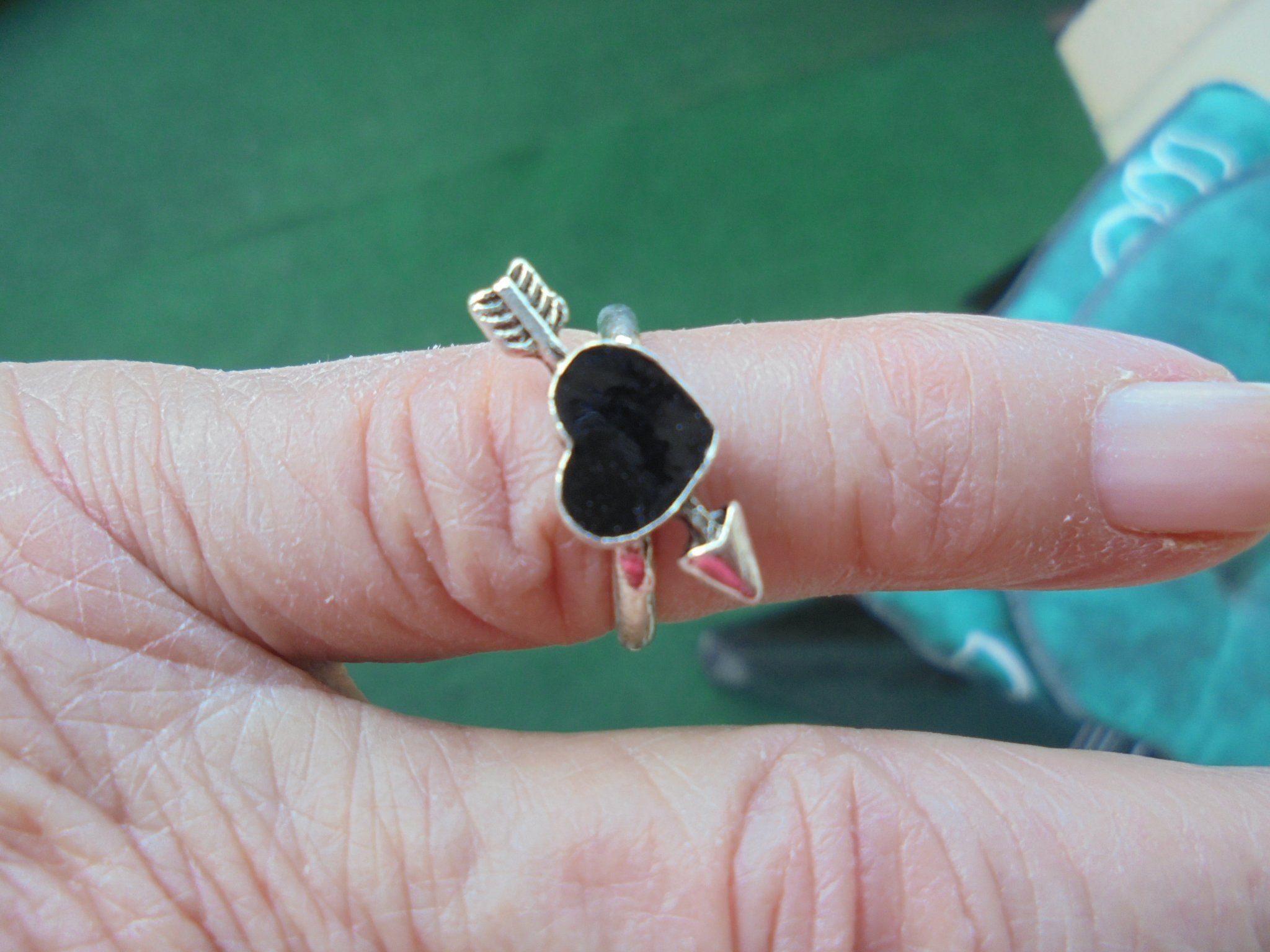 SMYCKEN - RING - TIBETANSKT SILVER - STRL CA 15 - SVART HJÄRTA - AMORS PIL