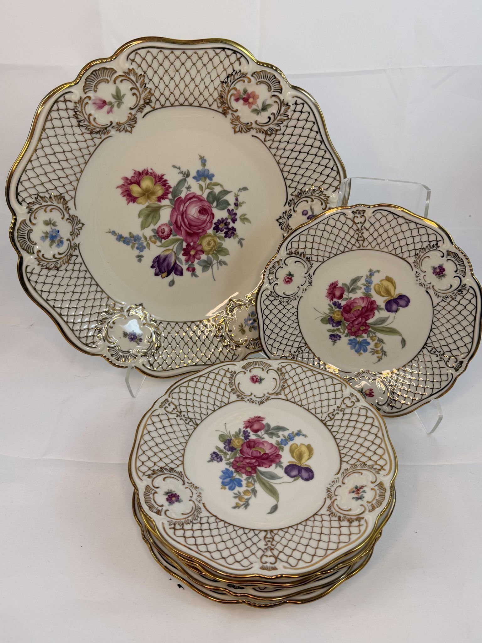 TALLRIKAR / ASSIETTER MED FAT / SERVERINGSFAT BAVARIA BLOMMIGT MED GULD KANT