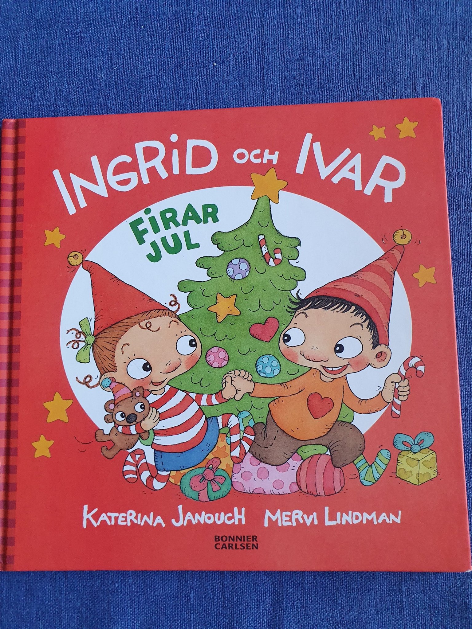 Se produkter som liknar INGRID OCH IVAR FIRAR JUL K.. på Tradera