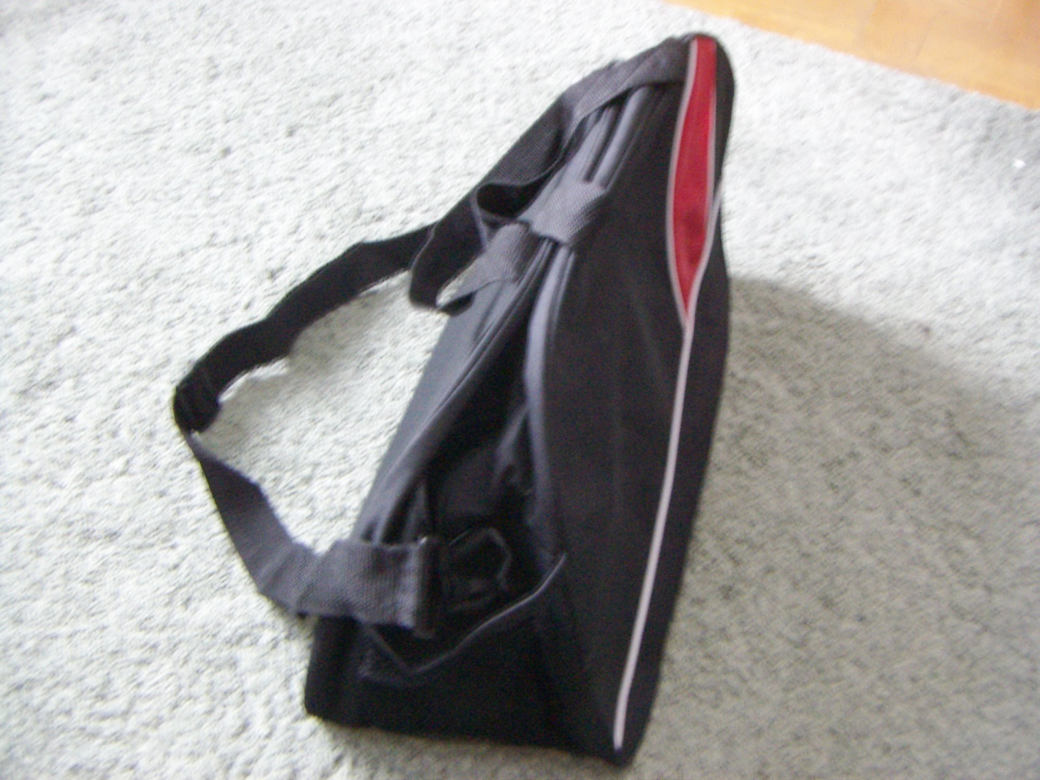 Helt Ny Axelremsväska med handtag med måtten 50x38x20 cm Obs ! ( Fri frakt )