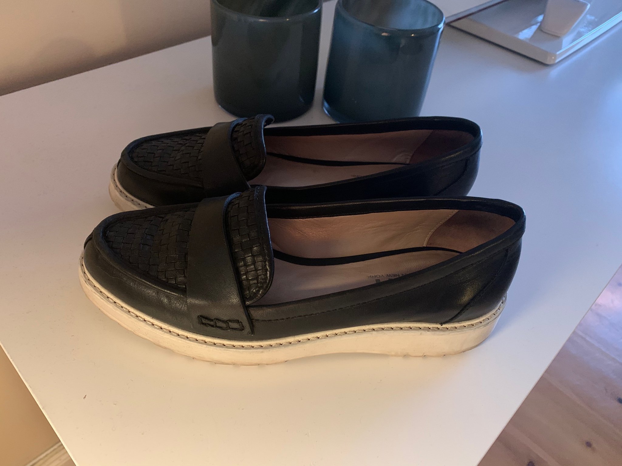 DKNY skinnsko svart med vit sula stl 37 DKNY skinnsko svart med vit sula stl 37