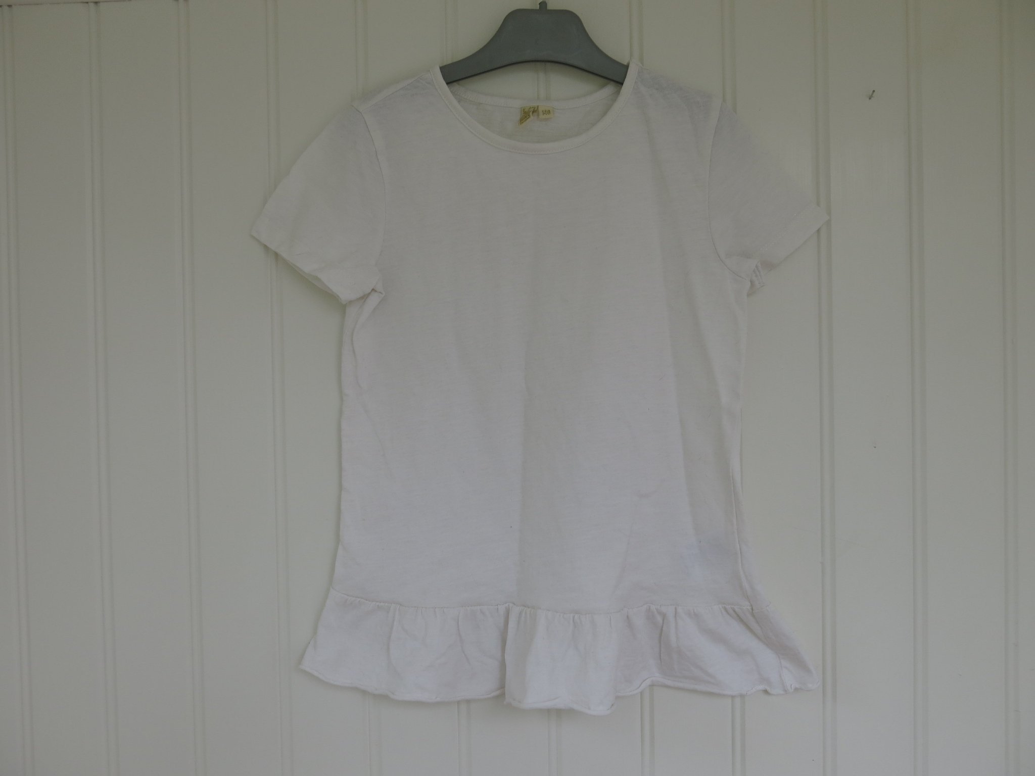 T shirt med volang. Storlek 140. T shirt med volang. Storlek 140.