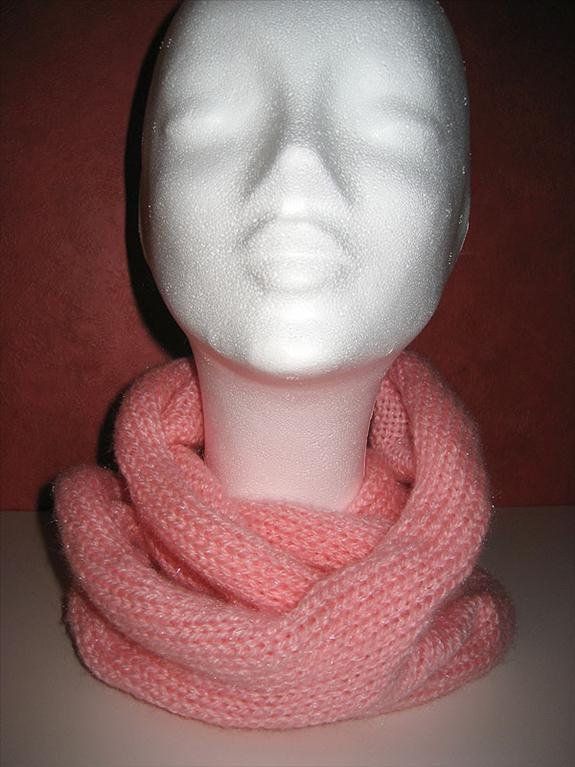 Tubhalsduk, stickad i ljust rosa