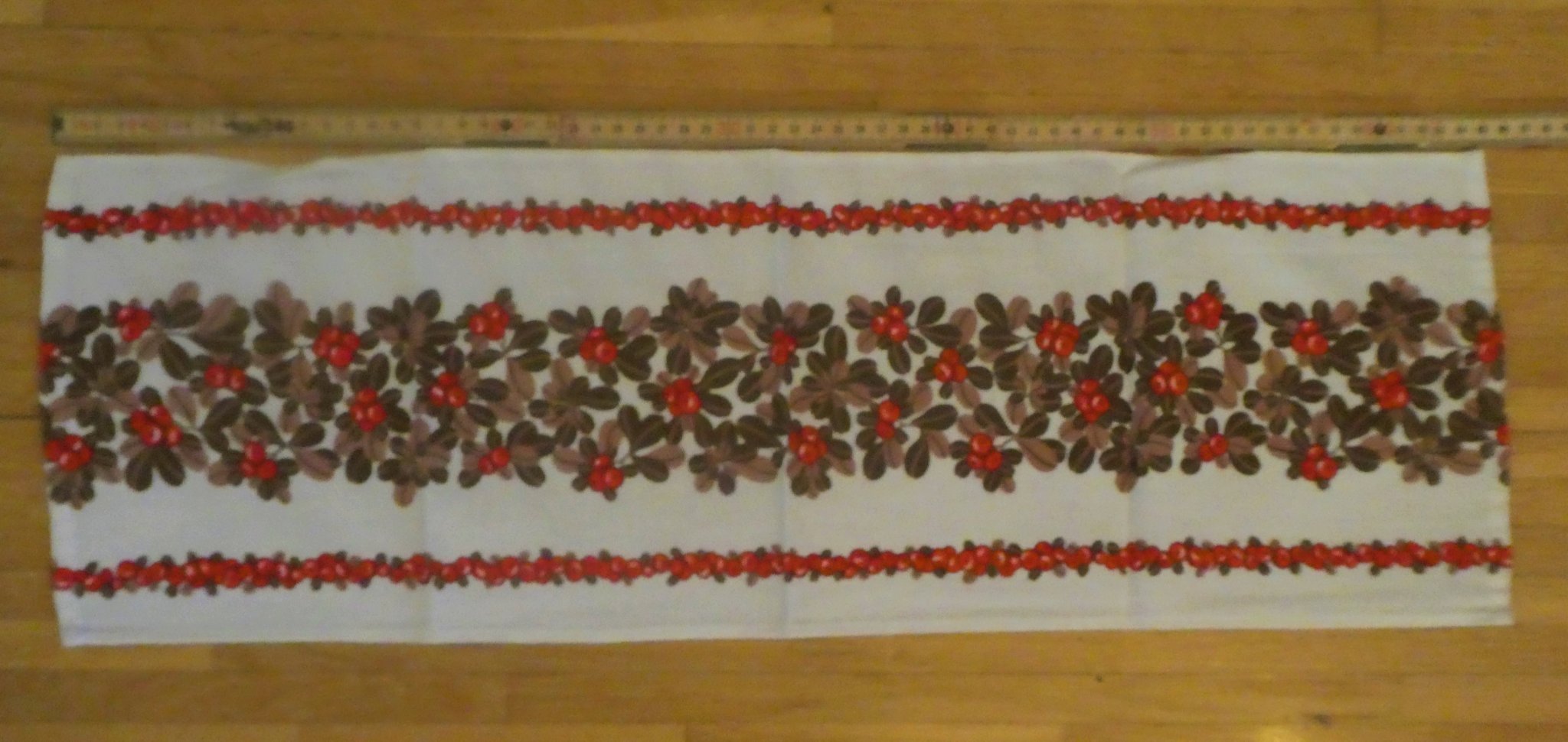JULDUK! LÖPARE, 62 x 21 CM, VIT BOTTEN MED LINGONDEKORATION!