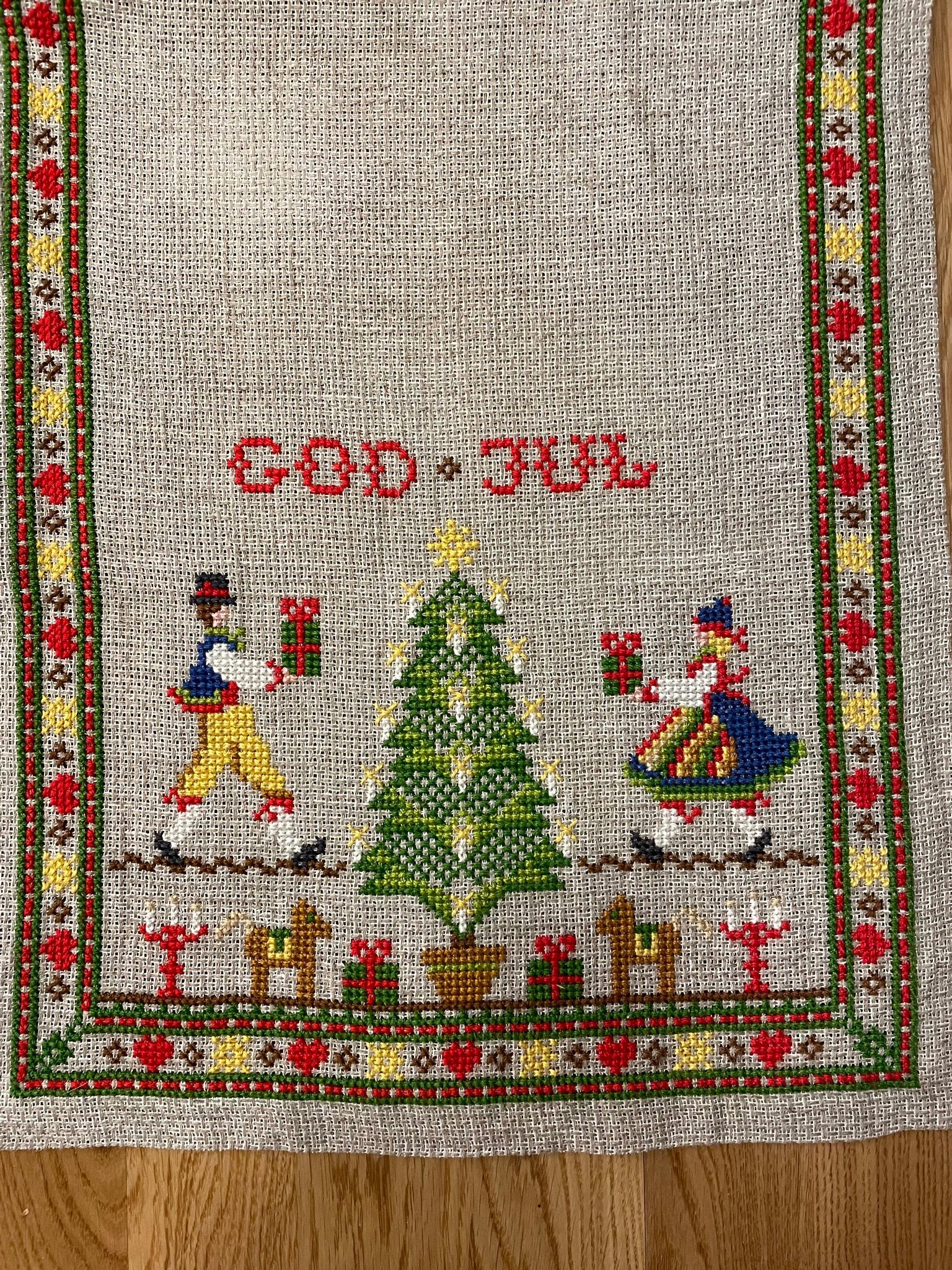 Härlig broderad löpare julduk GOD JUL DUK gran .. Köp på Tradera