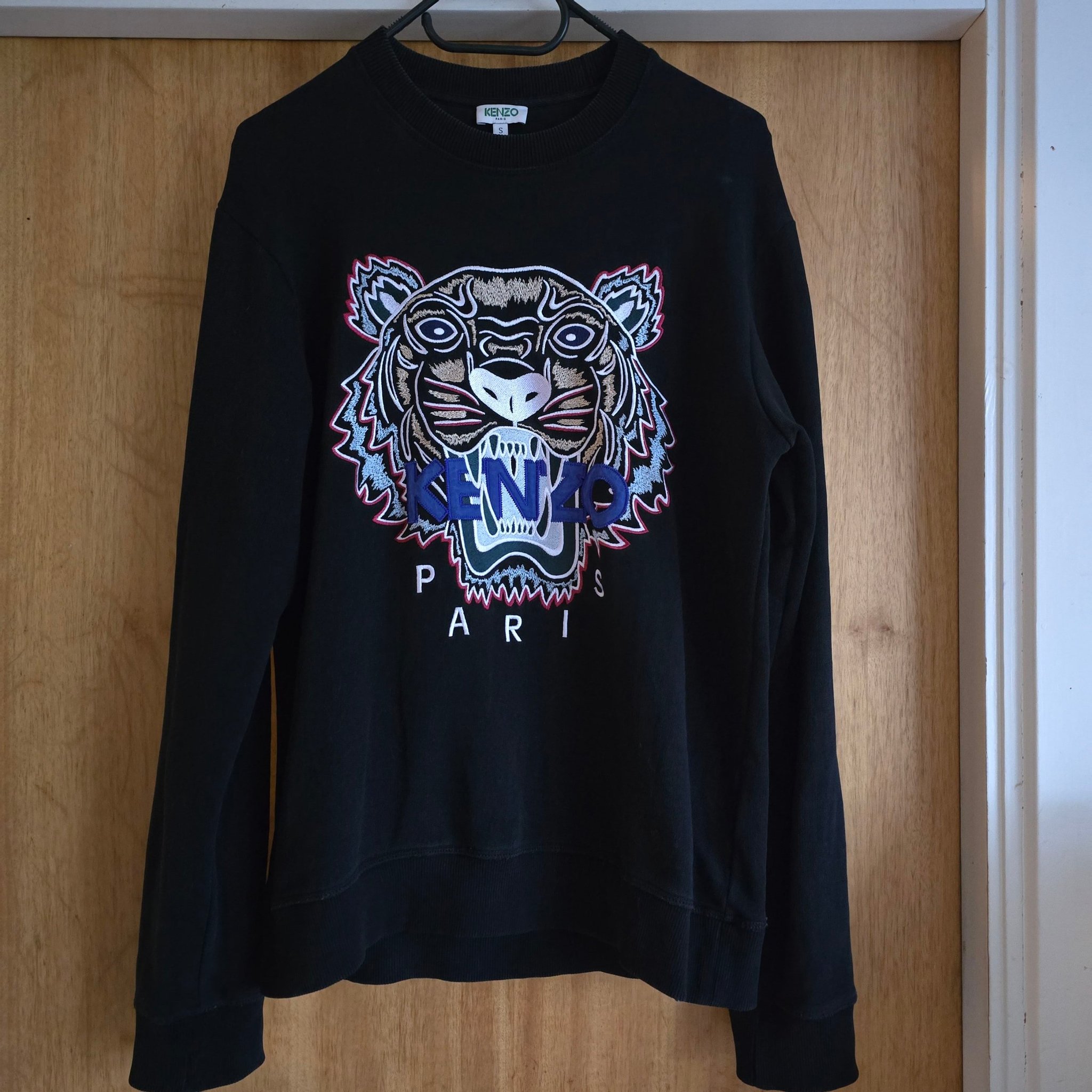 Svart sweatshirt storlek S Köp på Tradera (700054803)