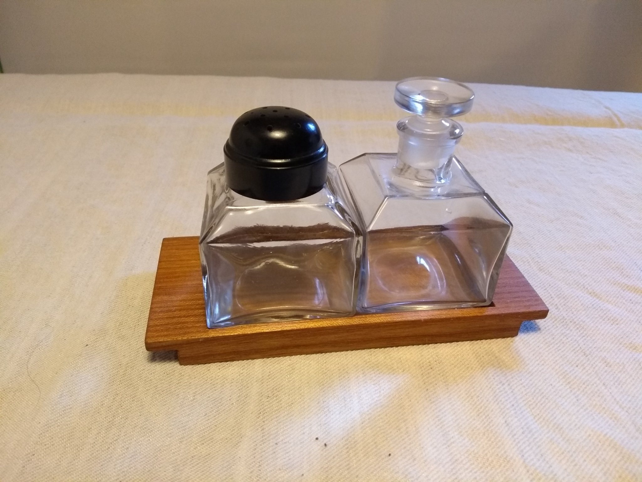 Kryddställ i glas med teakbricka, stilren och tidlös design från 50, 60 & 70-tal