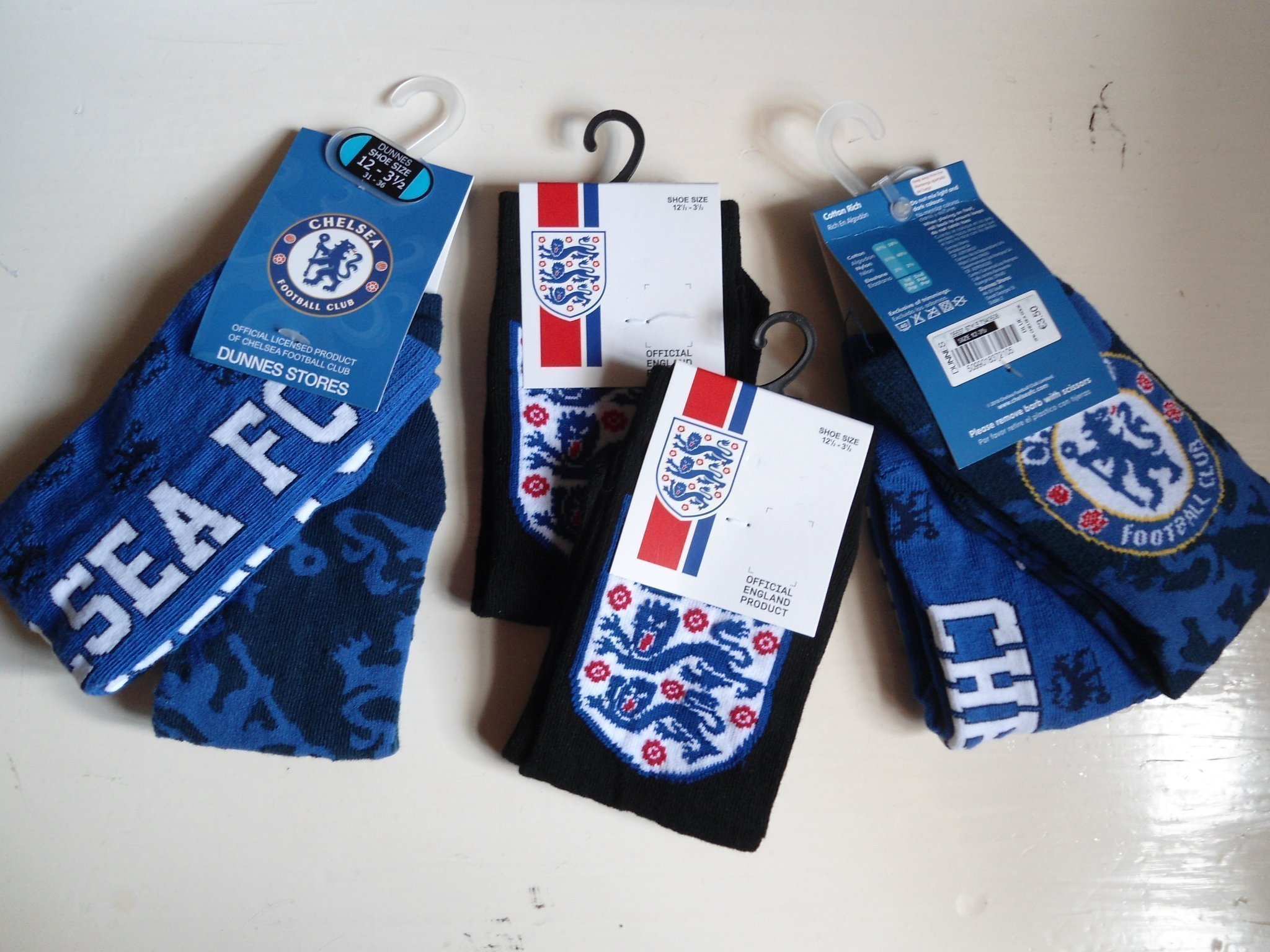 6 par strumpor: 4 par Chelsea football Club& 2 par engelsk fotboll.Storlek 31 36 6 par strumpor: 4 par Chelsea football Club& 2 par engelsk fotboll.Storlek 31 36