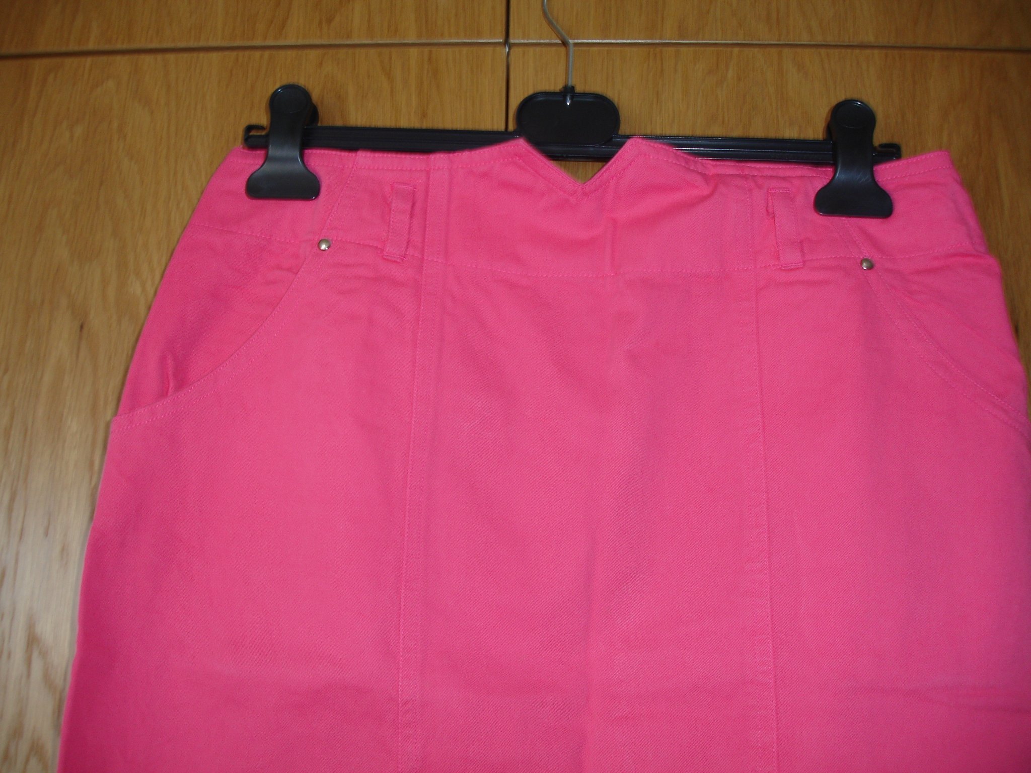 Fin Rosa/Cerise Kjol i "jeanskjolmodell" Storlek 44 Som ny Vintage eller retro?!