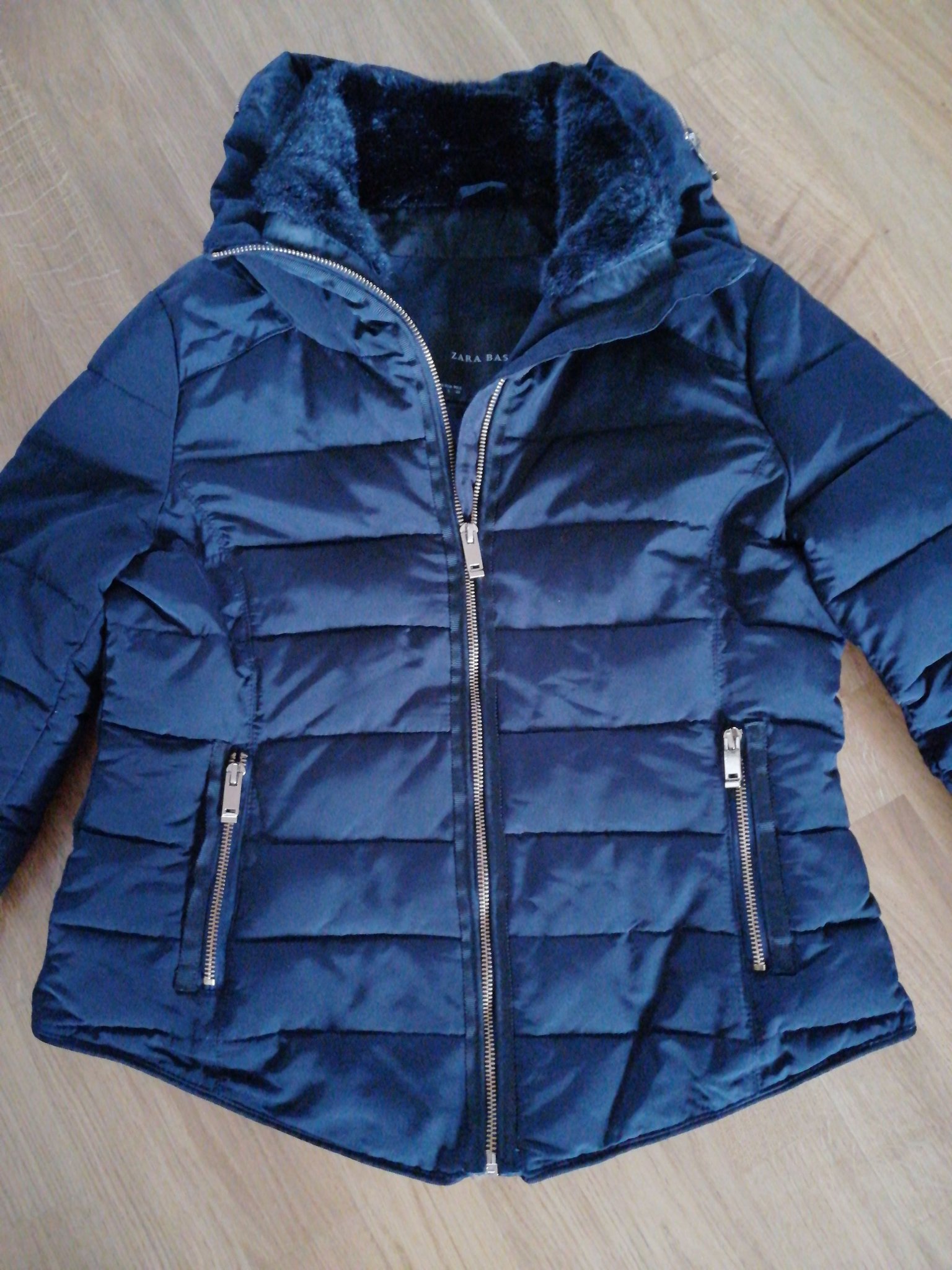 Zara vinter jacka svart st. Large. Med Guldfärg.. (377384432 Zara vinter jacka svart st. Large. Med Guldfärg.. (377384432