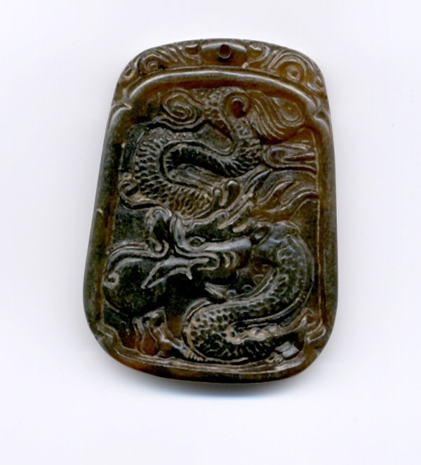 REA Hänge. HANDSKUREN OLD JADE, Drake. 50x36 mm. o. 6 mm tjock.