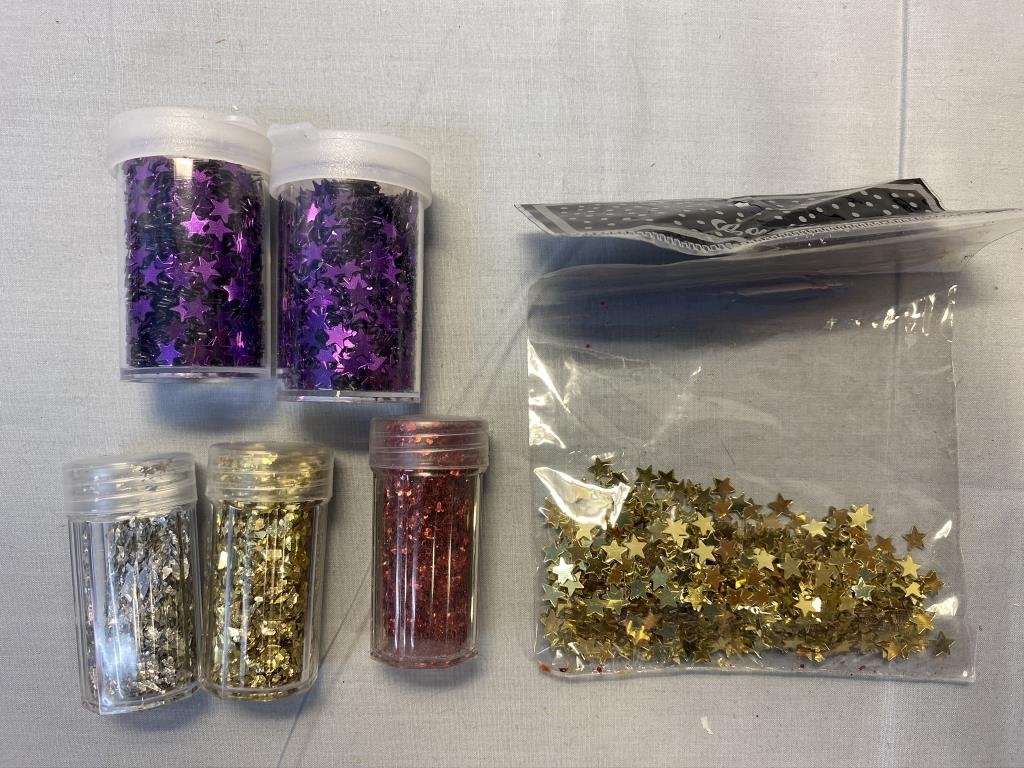 Paljetter och glitter i massor, totalt ca 80 gr inkl förp
