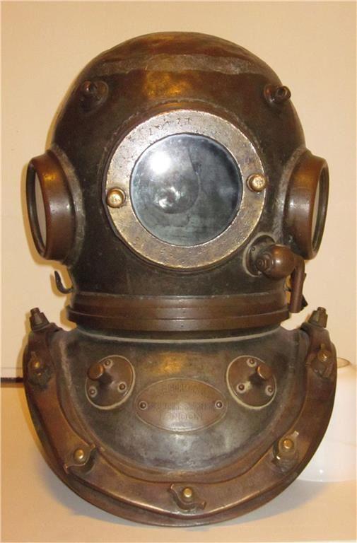 SIEBE GORMAN ORIGINAL HARDHATDIVINGHELMET, 12 BOLT, MATCHING NUMBERS