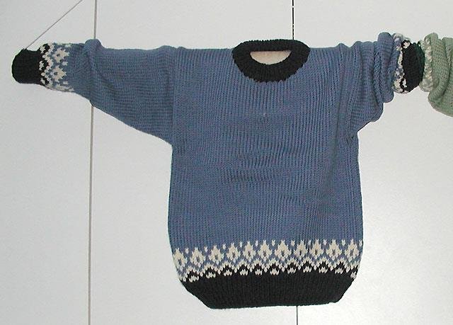 Handstickad barntröja med mönsterbård, marin/blå/natur, stl 146