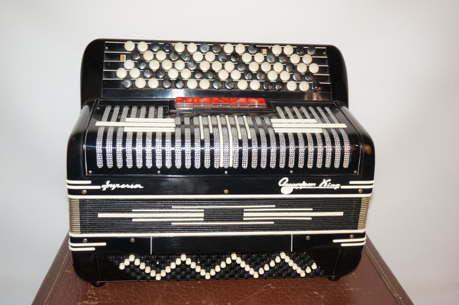 Se produkter som liknar Suprema Accordion King Dragsp.. på Tradera