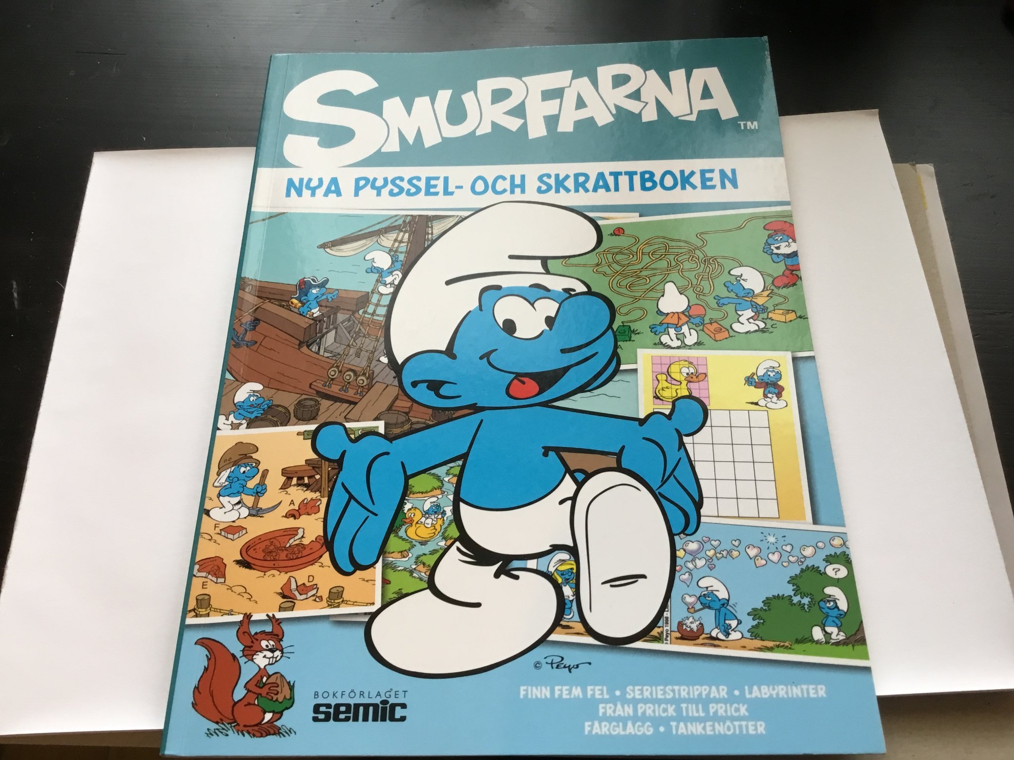 Smurfarna nya pyssel och skrattboken, någon sida ritad annars fint skick