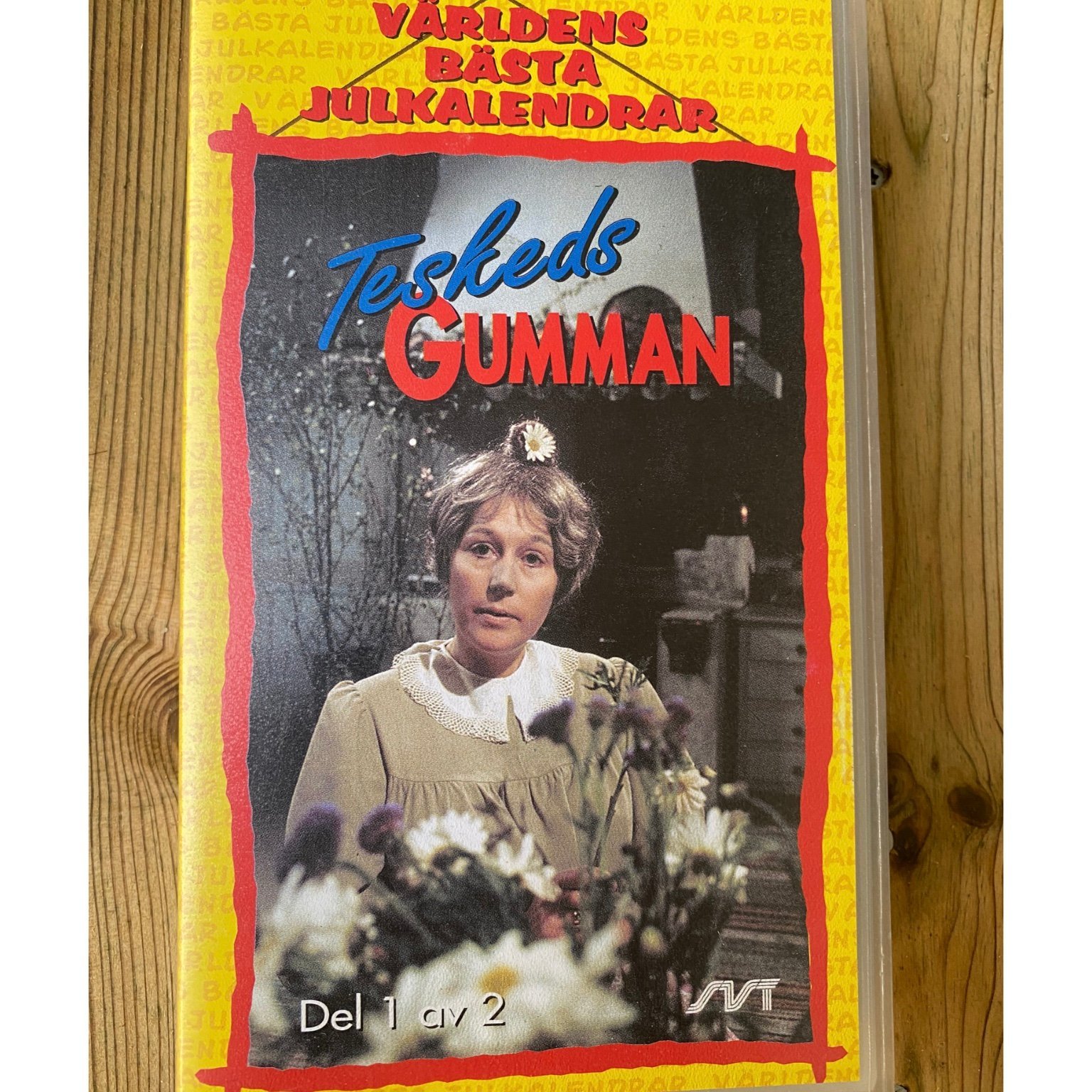 Se produkter som liknar Teskedsgumman VHS 1/2 på Tradera (595934811)