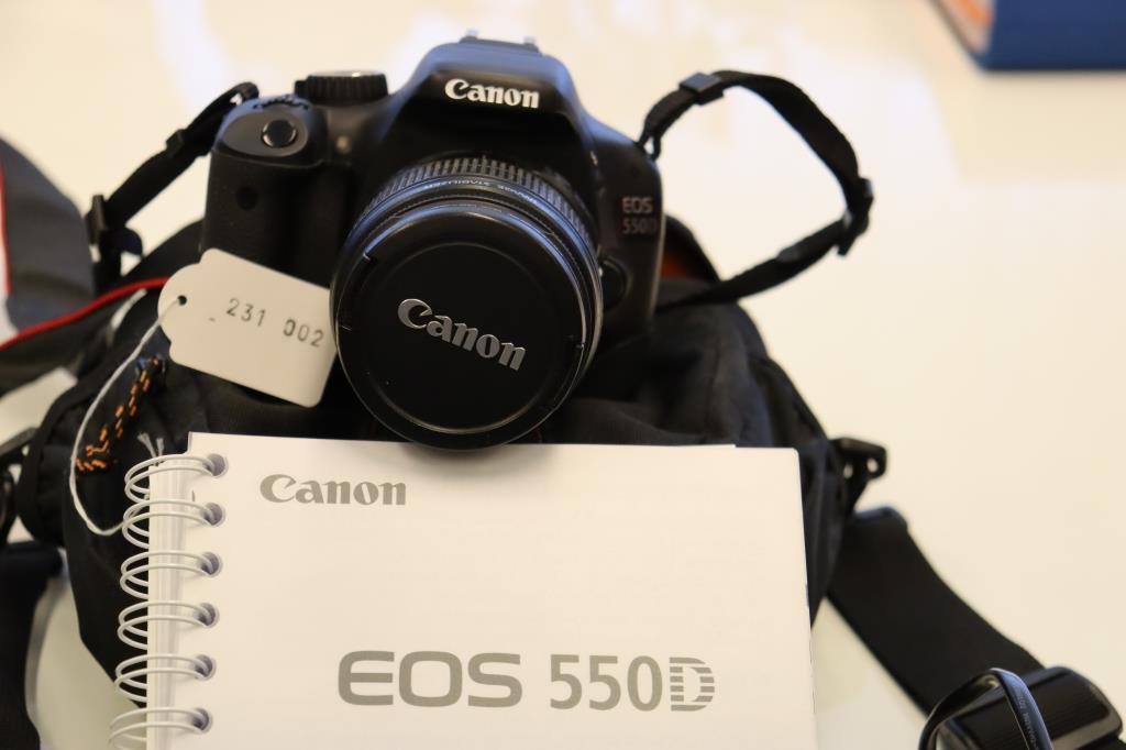 Kamera; Canon EOS550D, obj., Canon 18-55 (231-2)
