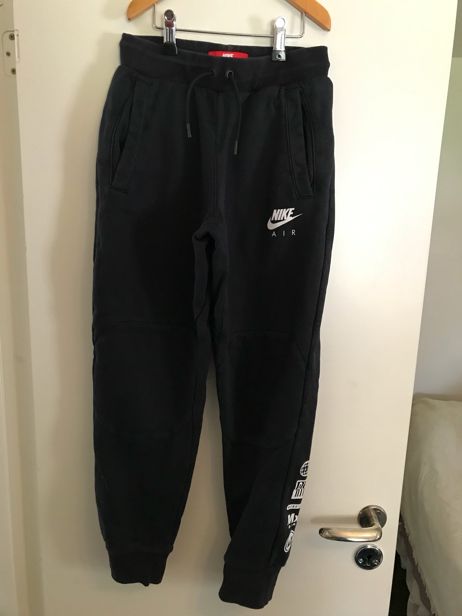 Nike Dri Fit, Träningsbyxor, Strl: 147 158, SvartFlerfärgad Nike Dri Fit, Träningsbyxor, Strl: 147 158, SvartFlerfärgad