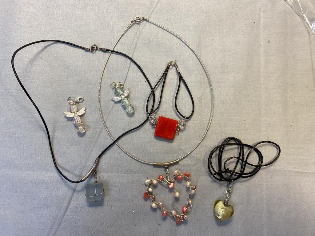3 halsband, 1 armband och 2 berlocker