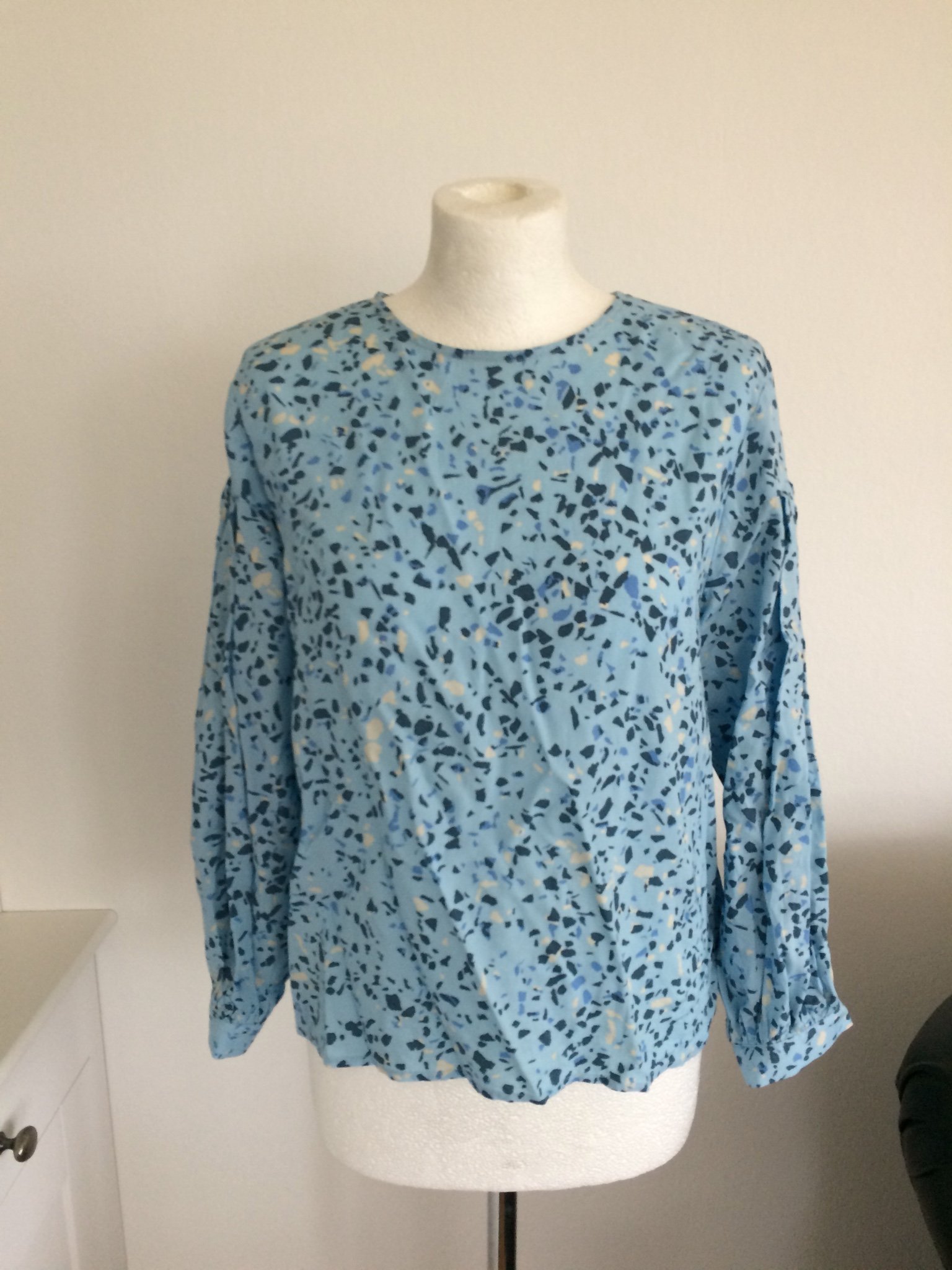 Weekday ljusblå mönstrad blus topp top modell Savina tjej dam stl S