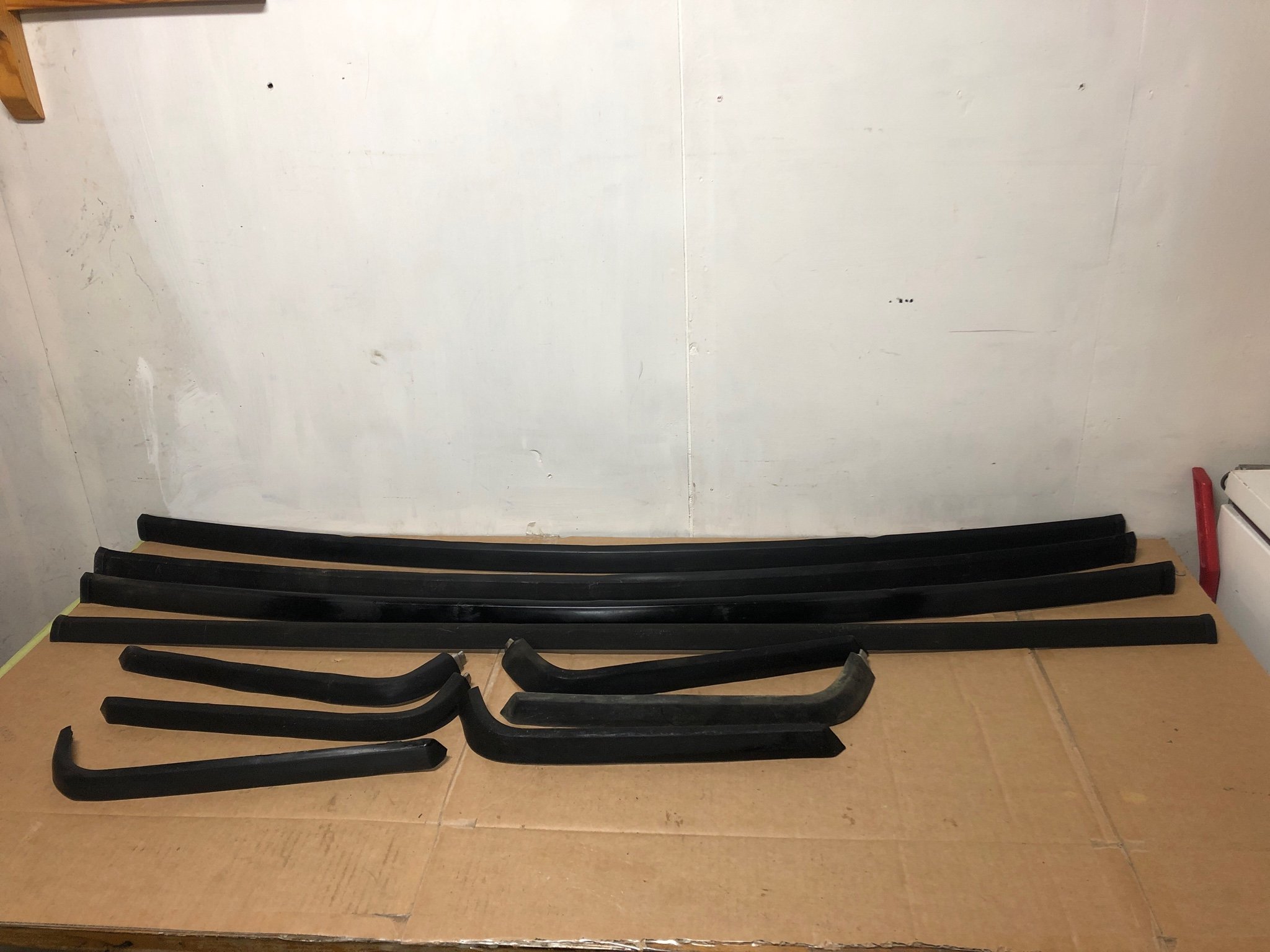 Se produkter som liknar Svarta lister till Volvo 240 .. på Tradera